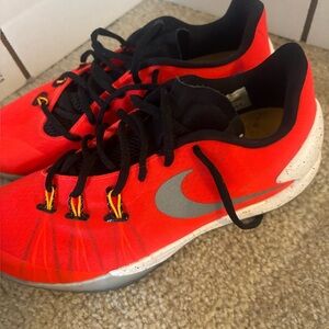 Nike men’s hyper chase basketball sneakers